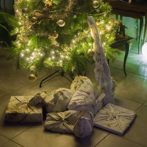 Sapin avec cadeaux emballés avec des foulards